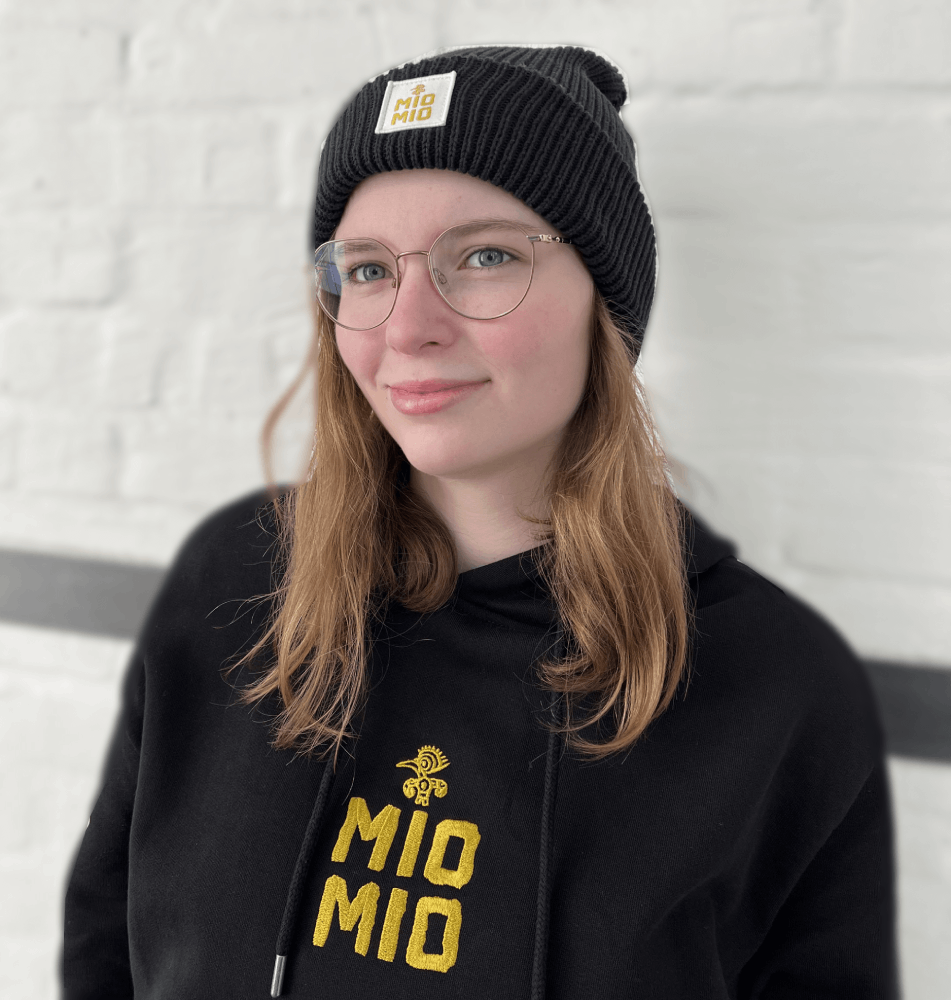 Schwarzes Beanie mit Mio Mio Patch Logo Vorne