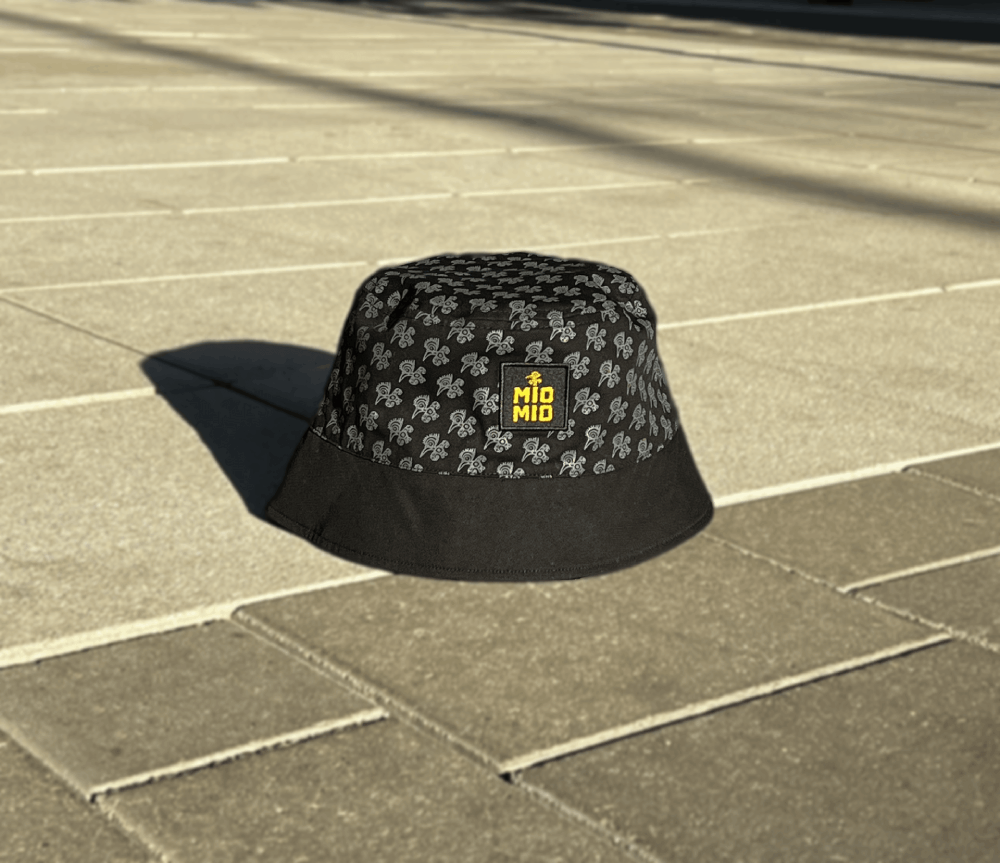 Schwarzer Bucket Hat mit Mio Mio Logo rundum